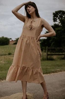 Tradlands Birdie Dress Reversible Sleeveless Yellow Plaid Midi Length Medium Foto 1 de 4