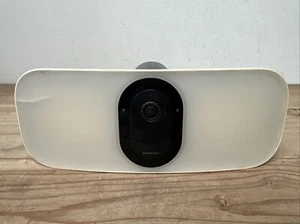 Telecamera proiettore wireless Arlo Pro 3 FB1001 (L'OBIETTIVO HA GRAFFI VEDI FOTO!) - Foto 1 di 6