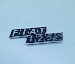 fregio scritta fiat 125 S originale Fondo Di Magazzino Con Difetto, Leggi E Foto - Imagen 1 de 6