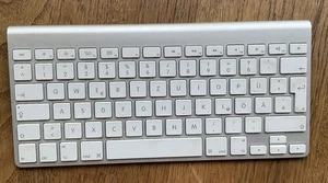 Apple Magic Keyboard A1314 | QWERTZ | Bluetooth | Weiß | Wireless |  Gut - Bild 1 von 2
