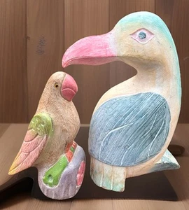 2 handgeschnitzte bemalte Pastell Balsaholz tropische Vögel 8,5" Tukan 6" Papagei - Bild 1 von 17