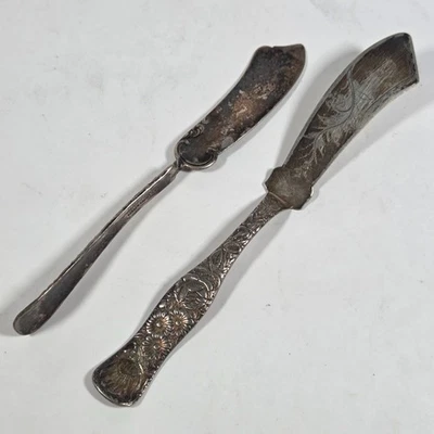 Par de cuchillos de mantequilla antiguos plateados Holmes & Edwards XIV florales acanto Foto 1 de 4