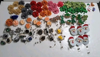 Venta al por mayor lote de 45 carretes de insignia retráctiles decorados varios y 49 accesorios Foto 1 de 4