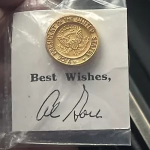 SPILLA DA BAVERO VINTAGE VICEPRESIDENTE DEGLI STATI UNITI TONO ORO FIRMATA AL GORE - Foto 1 di 2