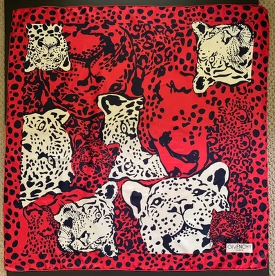 Bufanda de seda roja vintage Givenchy estampado leopardo. Bordes enrollados a mano. París. 30"x30" Foto 1 de 4