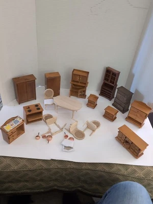 Lote de muebles de madera para muñecas Foto 1 de 4