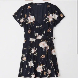 Vestido mini envolvente Abercrombie & Fitch talla pequeña azul marino floral manga corta - Imagen 1 de 9