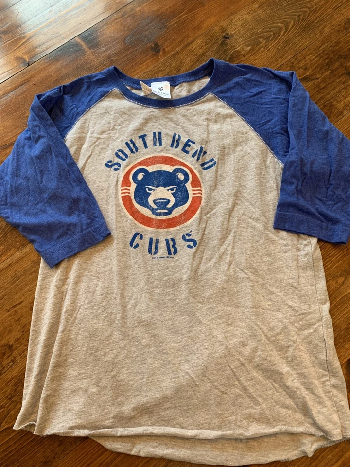 Camiseta MiLB South Bend Cubs Suave como una Uva Camiseta Azul Juvenil Grande Raglán Foto 1 de 4
