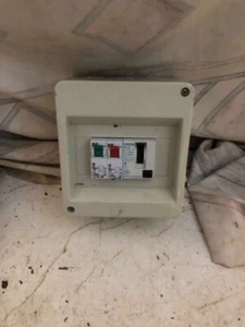 CARAVAN / MOTORHOME / BOAT 240V BREAKER/TRIP UNIT - Picture 1 of 2