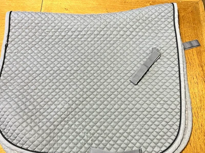 Almofada de selim de adestramento cinza com acabamento preto - Imagem 1 de 4