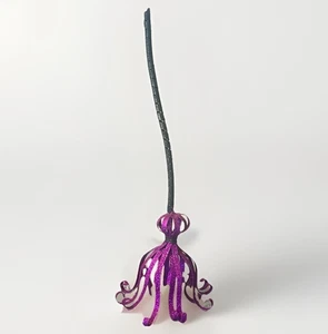 "Escoba bruja de Halloween de metal de 28"" de alto - cerdas rizadas negras y púrpuras brillantes" - Imagen 1 de 7