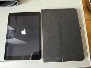 APPLE A1474 iPad Air Wi-Fi 16GB Storage 1GB RAM 9.7" In Space Grey - Picture 1 of 5