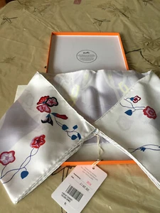 Foulard Hermès intitulé "BRIDES FLEURIES » série « carrés précieux » prix 900€ - Picture 1 of 12