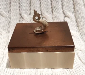 Caja de baratijas de plástico vintage con tapa de metal de cobre con estatua de pez pequeño - Imagen 1 de 7