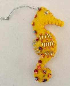 Handarbeit Perlen Seepferdchen Ornament Original Design leuchtend gelb Filz Pailletten - Bild 1 von 2