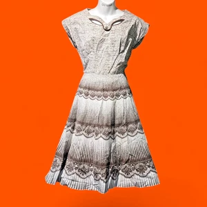 ABITO MIDI VINTAGE anni 50 usato in ottime condizioni cotone swing marrone bianco pizzo stampa scollo ritagliato M 1F - Foto 1 di 13