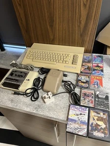 Commodore 64 Computer w/ Power Supply leads C2N Cassette & 10 games - Afbeelding 1 van 24