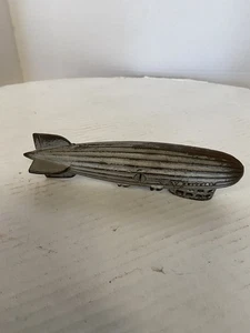 VINTAGE 1930er JAHRE EISEN GRAF ZEPPELIN MÜNZBANK. 7” lang x 1 1/2” Durchmesser. - Bild 1 von 13