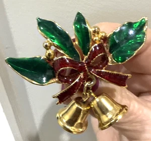 Broche prendedor/colgante de acebo y campanas de Navidad esmalte verde rojo tono dorado de colección - Imagen 1 de 4