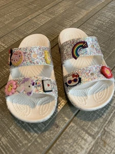 Crocs sandali classici glitter spruzzati bambina taglia 13 scintillanti slide con charms - Foto 1 di 6