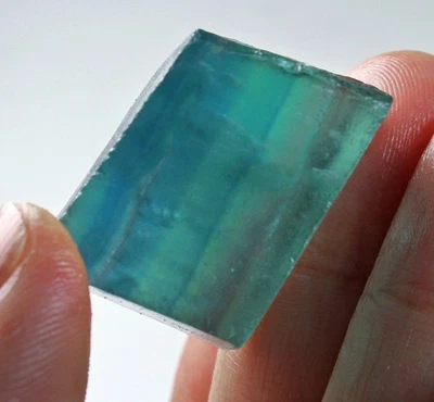 Muestra de cristal de fluorita verde natural de 165 quilates en bruto YVU1388 Foto 1 de 3