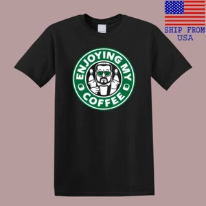 T-shirt nera da uomo The Big Lebowski Enjoying My Coffee TV Show taglia S-5XL - Foto 1 di 1