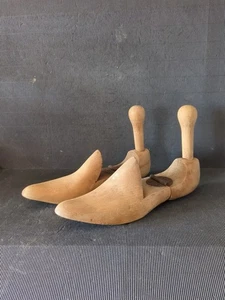 PAIR OF VINTAGE WOODEN COBBLER HINGED SHOE STRETCHERS - Picture 1 of 6