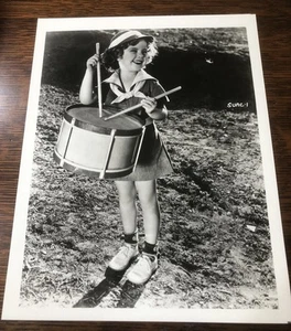 Young SHIRLEY TEMPLE - Fotografía publicitaria brillante en blanco y negro - 8" x 10" - Imagen 1 de 3