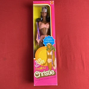 Barbie 1978 Sun Lovin' Malibu Christie Puppe mit hellbraunen Linien - Steffie Gesicht #7745 NRFB - Bild 1 von 8