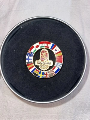 Prendedor de bandera oficial de los Juegos Olímpicos de Beijing 2008 con estuche de hojalata - China década de 2000 Foto 1 de 4