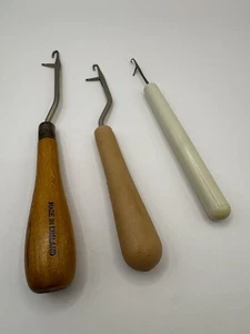 Tres (3) alfombras artesanales herramientas gancho pestillo vintage  - Imagen 1 de 3