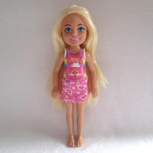 ¡NUEVO! Barbie Hermanita Chelsea Piruleta Soporte Muñeca con Falda Arco Iris Extraíble - Imagen 1 de 3