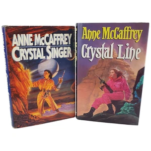 Vtg Crystal Singer & Crystal Line ANNE McCAFFREY Trilogy Set 1982 USA HC DJ Vg - Foto 1 di 12