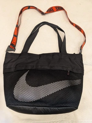 Bolso de Mano Difícil de Encontrar Nike Essentials Negro BA6142 Edición Limitada 14"H x 22"W x 8"D Usado en Excelente Condición Foto 1 de 4