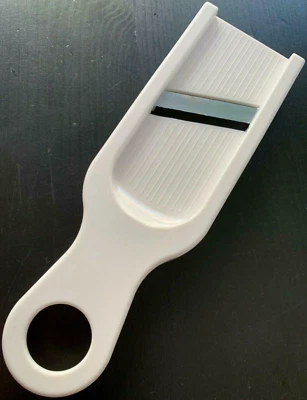 Gurkenhobel 19cm KUNSTSTOFF WEIß Hobel Gemüsereibe Reibe 2 SCHNEIDIG Küchenreibe - Bild 1 von 4