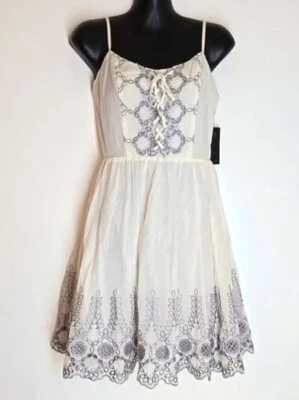 NUEVO ADIVINAR Mini Vestido Para Mujer Talla 4 Pequeño Bordado Ojales Blanco Gris Foto 1 de 4