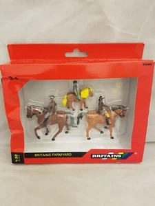 BRITAINS FARMYARD HORSES AND RIDERS Boxset of 3 Figures 1/32 scale - Picture 1 of 5