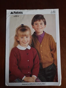 Patons 4-fädiges Strickmuster Nr. 4524 Kinder Strickjacken 22 - 32 Zoll Brustumfang - Bild 1 von 3