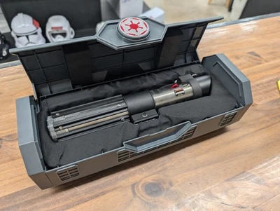 Empuñadura de sable de luz Star Wars Galaxy's Edge Darth Vader Legacy + pantalla de empuñadura Foto 1 de 4