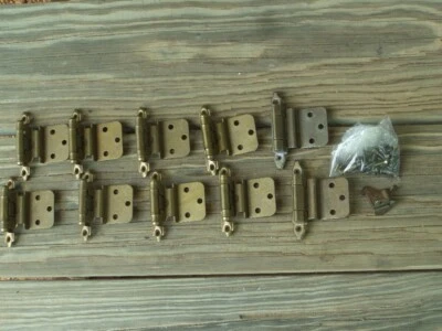 10 винтажных металлических стальных смещенных петель для фурнитуры шкафа 1 дверная защелка и винты Asst - Изображение 1 из 4