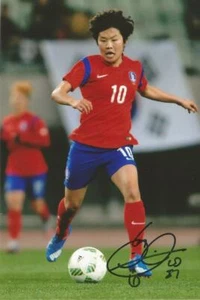 FOTO DE ACCIÓN 6x4 firmada por Corea del Sur y Chelsea damas* Yi So-Yun + certificado de autenticidad - Imagen 1 de 1