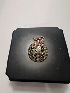 MARVELLA MONET Weihnachtskugel Ornament Emaille Strass Anstecknadel Brosche Vintage EUC - Bild 1 von 2