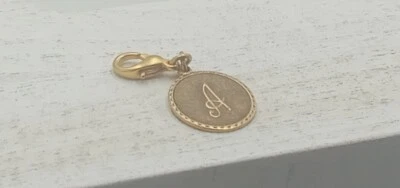 Berloque John Wind pequeno dourado "Sororority Gal" letra A com fecho de garra de lagosta - Imagem 1 de 4