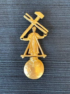 Articulated Gilt Bronze Brooch Le Travail Dominant le Mond by Line Vautrin - Picture 1 of 9