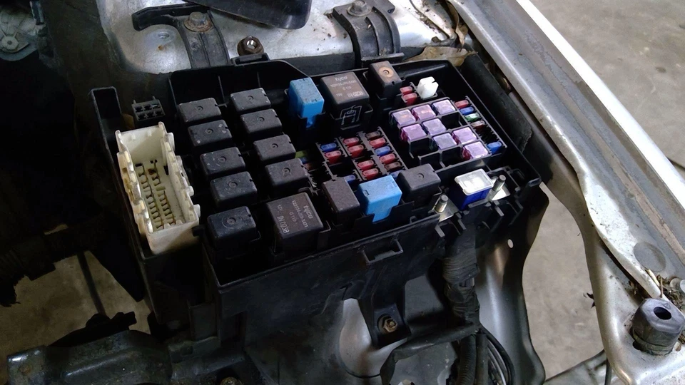 Cubierta de motor Mazda 2,3 L sin turbo OE L323-102f0 compatible con MAZDA 6 2003-2008 Foto 1 de 4