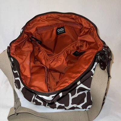 Bolsa de pañales OiOi Australia patrón jirafa marrón/crema con forro naranja Foto 1 de 4