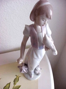 LLADRO #7611, "SUMMER STROLL"  OUT WA;LKING WITH CAT AND BIRD, RETIRED, SPAIN - Picture 1 of 13