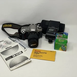 Nikon N65 reflex 35 mm con zoom Nikkor AF 28-80 mm, cinturino, tappo, lampeggiatore SB-50DX - Foto 1 di 20