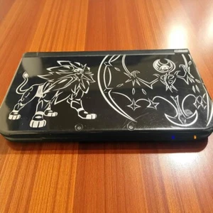 New Nintendo 3DS XL Solgaleo Lunala Schwarz Limitiert Pokemon Bank Mover Rot VC - Bild 1 von 6