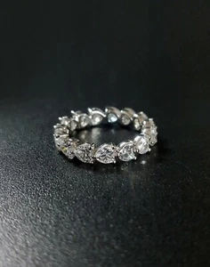 Banda de boda eterna de diamantes de corte corazón simulada de 2,00 quilates chapada en oro blanco 14 K - Imagen 1 de 3